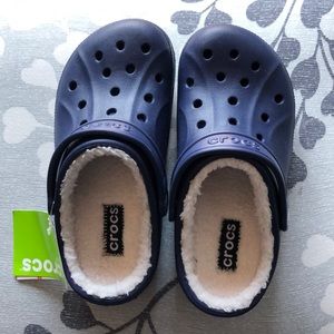 navy blue lined crocs